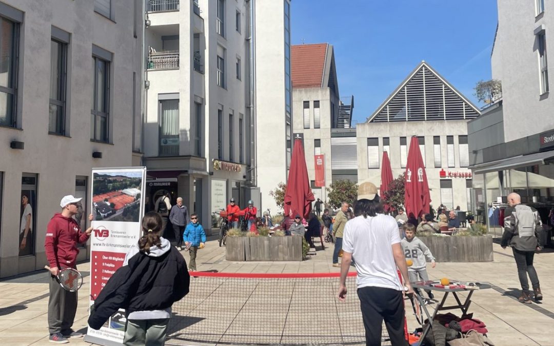 Adlerplatz-Aktion: Tennis in der Winnender City schnuppern