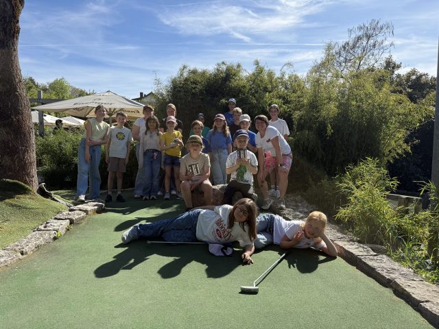 Tennisjugend mit vollem Einsatz beim Adventure Golf 2026
